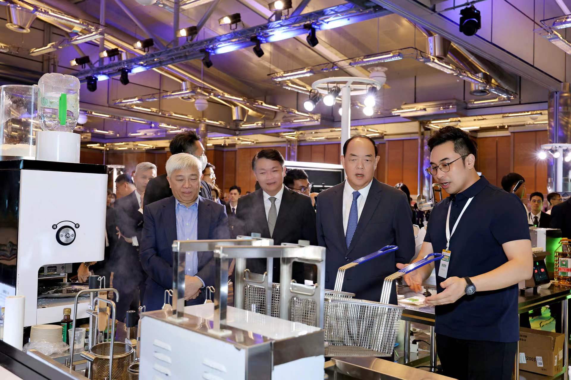 麦大厨受邀参加澳门餐饮业智能升级方案展示会，备受特区领导关注